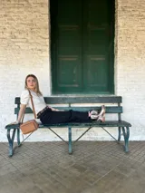 Bandolera color camel de cuero con forro de tela, bolsillo interior y exterior.