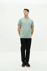 Polo de manga corta color verde agua, con cuello henley y logo bordado en el pecho.