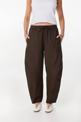 Pantalón de algodón color marrón chocolate, de corte holgado y relajado con diseño abullonado, cintura elástica con cordón ajustable y bolsillos laterales.