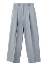 Pantalón de vestir color celeste, de corte recto y pernera ancha, con pinzas delanteras y bolsillos laterales.