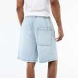 Bermuda de jean de corte holgado y diseño clásico, con cintura elástica y cordón ajustable.