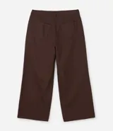 Pantalón wide leg de sarga color marrón, con cintura estructurada, cierre frontal con botón y cremallera, y bolsillos funcionales.
