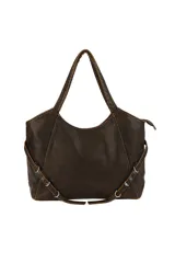 Cartera tipo tote de cuero sintético en tono marrón oscuro con efecto desgastado. Presenta costuras a la vista en contraste, doble asa superior y una correa decorativa ajustable con hebillas metálicas en la parte inferior.