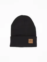 Gorro de lana tejido en color negro con vuelta y parche de cuero sintético marrón con diseño de montañas grabado.