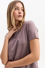 Remera básica de manga corta y cuello redondo, color lila, de corte regular y diseño liso.