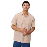 Camisa de manga corta color beige con rayas verticales blancas, cuello clásico y cierre con botones.