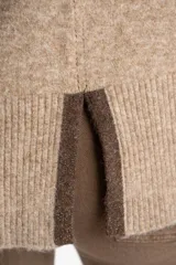 Polera oversize color beige melange, de punto con mangas largas y detalles de franjas marrones en las mangas y cuello.