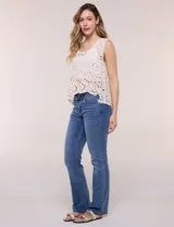 Jean de denim azul con elasticidad confortable, tiro medio, cierre frontal con cremallera y doble botón metálico. Cuenta con diseño de cinco bolsillos y corte bootcut, ajustado en muslos con un sutil ensanchamiento hacia el ruedo.