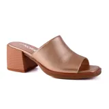 Sandalia tipo mule color bronce con textura brillante, taco cuadrado bajo y suela negra.