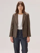 Blazer de corte estructurado con diseño de estampado a cuadros pequeños en tonos marrones. Presenta solapas clásicas, cierre frontal con un botón y bolsillos laterales con solapa.