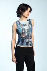 Musculosa ajustada con estampado fotográfico de una concurrida calle urbana y cuello redondo.
