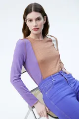 Remera de rib color marrón, lila y blanco, con cuello redondo, mangas largas y costuras externas en contraste.