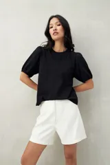 Bermuda sastrera color blanco con finas rayas verticales, de tiro alto y corte a la rodilla.