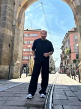 Pantalón negro de corte ancho, estilo wide leg.