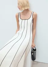 Vestido midi de color crudo con tirantes anchos, escote cuadrado y costuras verticales en contraste de color negro.