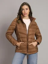 Campera puffer corta Calvin Klein de color marrón, con diseño capitonado de líneas horizontales, cuello alto, cierre frontal de cremallera y bolsillos laterales con cierre.