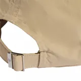 Gorra de béisbol Adidas color beige, con diseño de seis paneles y logo del trébol bordado en el mismo tono en la parte frontal. Cuenta con visera curva y ojales bordados para mayor ventilación.