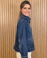 Sobrecamisa de pana color gris con diseño a rayas diagonales sutiles, cuello camisero, cierre frontal con botones, bolsillos aplicados al frente y detalle de volado en el ruedo.