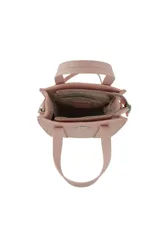 Cartera Las Oreiro color beige, de forma rectangular, con doble asa superior y correa regulable y desmontable. Presenta un aplique metálico en forma de labios con strass y el logo "Oreiro Love" grabado en la parte inferior.