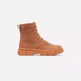Bota de caña media Sorel, confeccionada en piel impermeable color marrón tostado. Presenta cierre de cordones con ojales metálicos, tirador en el talón y una suela robusta de caucho moldeado con diseño dentado.