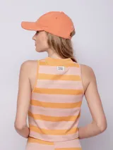Top sin mangas con textura acanalada y diseño a rayas horizontales en tonos rosa y naranja. Cuenta con cuello alto.