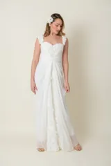 Vestido largo de gasa de seda natural color blanco, con breteles y frente con apliques de flores y bordados.