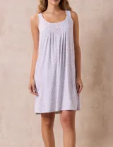 Camisón corto de tejido suave con estampado floral, escote redondo con botones y detalle plisado en la parte delantera.