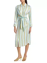 Vestido camisero midi celeste con rayas verticales blancas y amarillas, de manga larga con puños abotonados y lazo ajustable en la cintura.