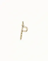 Charm colgante con forma de letra 'P' mayúscula, de diseño orgánico y fluido, con acabado dorado brillante. Incluye un pequeño aro para sujetar a una cadena o pulsera.
