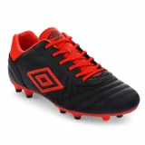 Championes de fútbol Umbro modelo Touch FG, color blanco. Diseñados para césped natural, cuentan con capellada de material sintético resistente y suela con tacos estratégicamente ubicados para mayor tracción y estabilidad.