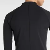 Campera deportiva New Balance de ajuste entallado, confeccionada en tejido técnico con tecnología NB DRY de secado rápido. Presenta cierre frontal completo, cuello alto, mangas largas y logo reflectante en el pecho.