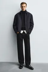 Zapato de vestir tipo derby color negro acharolado, con horma en punta y suela con ligero tacón.