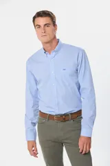 Camisa celeste con estampado a cuadros, de manga larga, con cuello abotonado, bolsillo en el pecho y logo bordado.