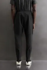 Pantalón de entrenamiento slim fit Zara Athleticz color negro, confeccionado en tejido técnico ligero y elástico con estructura combinada a contraste. Cuenta con cintura elástica ajustable con cordón, bolsillos frontales y trasero con cierre de cremallera, y bajo ajustable con cremallera en los laterales.