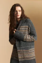 Cardigan largo de tejido suave con diseño de rayas horizontales en tonos gris y tostado. Presenta una silueta relajada y abierta, ideal para superponer en capas.