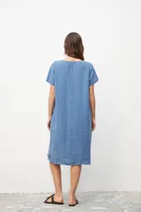 Vestido corto azul de lino con escote en V y mangas cortas.