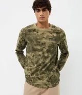 Remera de manga larga confeccionada en tejido waffle con textura. Presenta diseño camuflado en tonos verdes y estampa frontal con lettering Natural Balance.