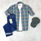 Camisa de manga larga a cuadros en tonos verde agua, marrón y azul.