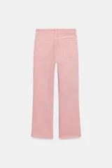 Jeans de tiro alto con cinco bolsillos, diseño cropped flare y bajo sin costuras. Cuenta con cierre frontal de cremallera y botón metálico.