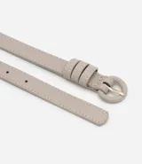 Kit de tres cinturones finos para mujer marca Satinato, confeccionados en poliuretano con acabado texturizado. Cuentan con hebilla redonda forrada y triple pasador. El set incluye tres colores: negro, beige y marrón.