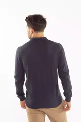 Sweater estilo polo de manga larga, confeccionado en una mezcla de algodón orgánico y cashmere. Presenta cuello polo con cierre de botones, puños y dobladillo acanalados, y logo bordado en el pecho.