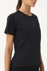 Remera deportiva negra de poliéster y elastano, con recortes laterales y traseros.