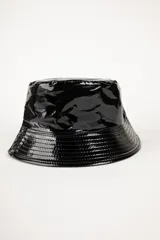 Gorro tipo bucket impermeable de acabado brillante, color negro, con costuras horizontales en el ala.