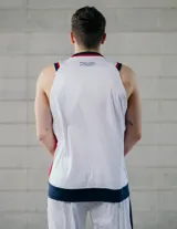 Musculosa de básquet blanca con detalles en azul y rojo, con el escudo del Club Nacional de Football y el logo de Umbro.