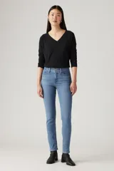 Jean de tiro medio color celeste, corte skinny y calce modelador.