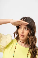 Blusa verde con cuello redondo y mangas cortas abullonadas.