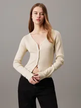 Cárdigan color crema de punto de algodón suave con textura de canalé, corte slim, cuello en V, manga larga, cierre de botones e insignia tonal de Calvin Klein en el bajo.