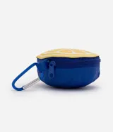 Bolsa plegable con estampa de limones y patrón de cuadros azules y blancos. Cuenta con asas largas de color azul y un monedero redondo colgante con diseño de limón.