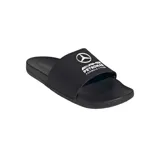 Ojotas Adidas modelo Adilette Comfort, color negro, con diseño de banda ancha que incluye el logo de Mercedes-AMG Petronas Formula One Team estampado en blanco.