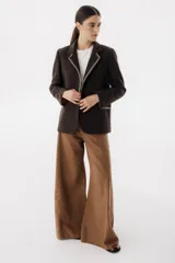 Blazer marrón con solapas con detalle de pespuntes en color crudo.
